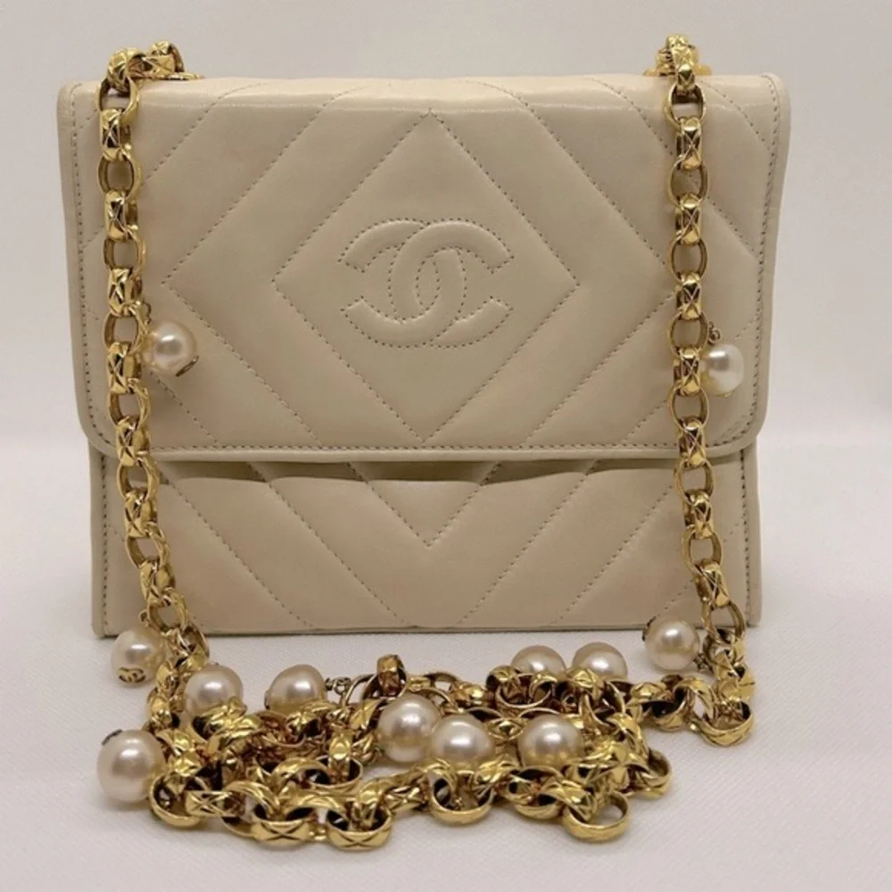 CHANEL Vintage Diamond Quilted Lambskin Pearl Gold Chain Shoulder Bag Small